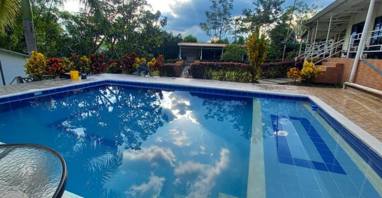HERMOSA AMPLIA PISCINA