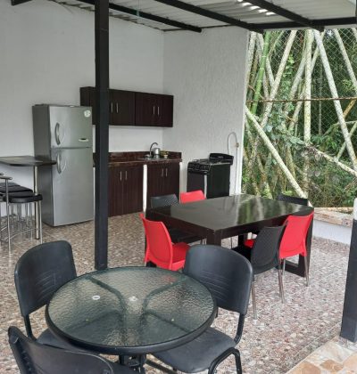 KIOSKO CON ESPACIOS PARA REUNIONES