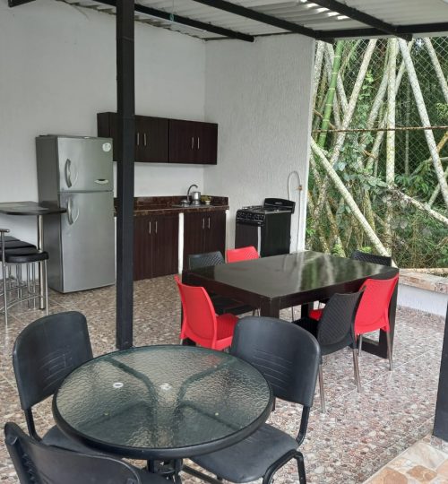 KIOSKO CON ESPACIOS PARA REUNIONES